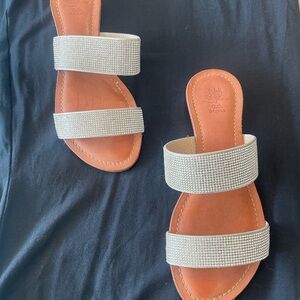 Manarola Silver Sparkle Sandals in size 7.5